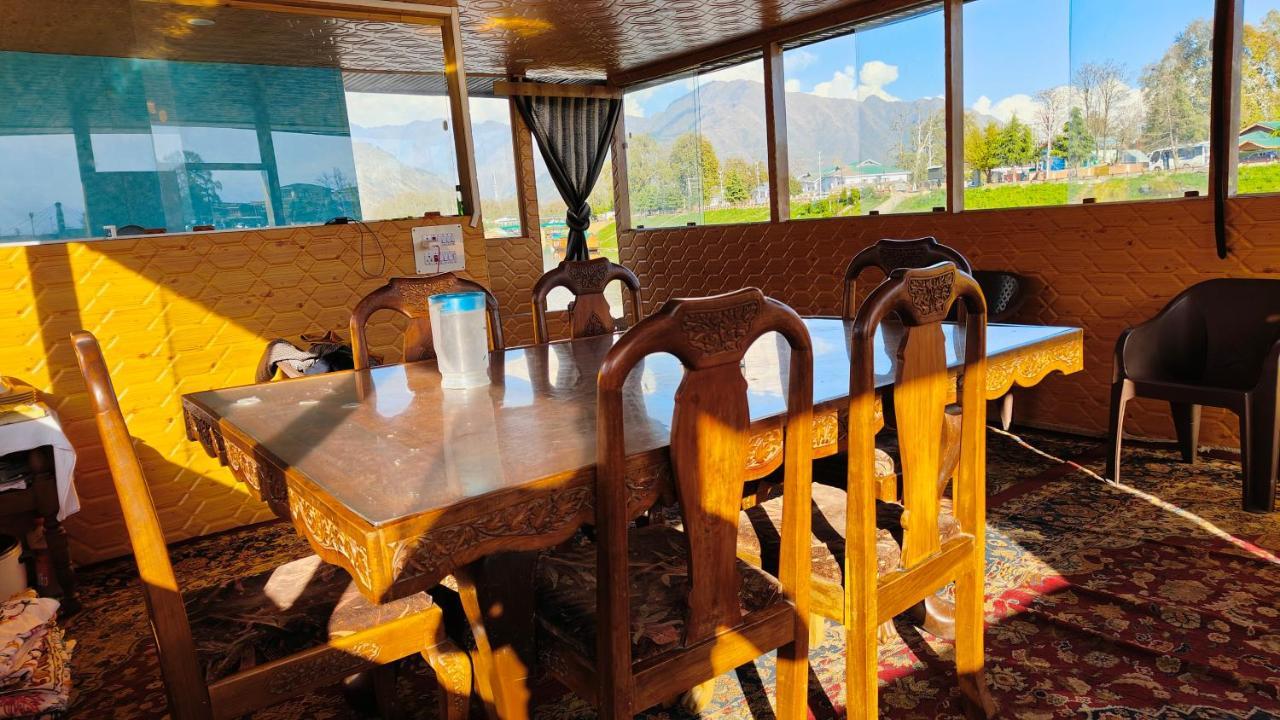 Houseboat Karima Palace Srīnagar Exteriör bild