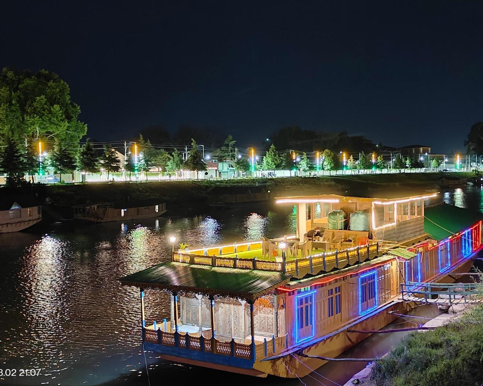 Houseboat Karima Palace Srīnagar Exteriör bild