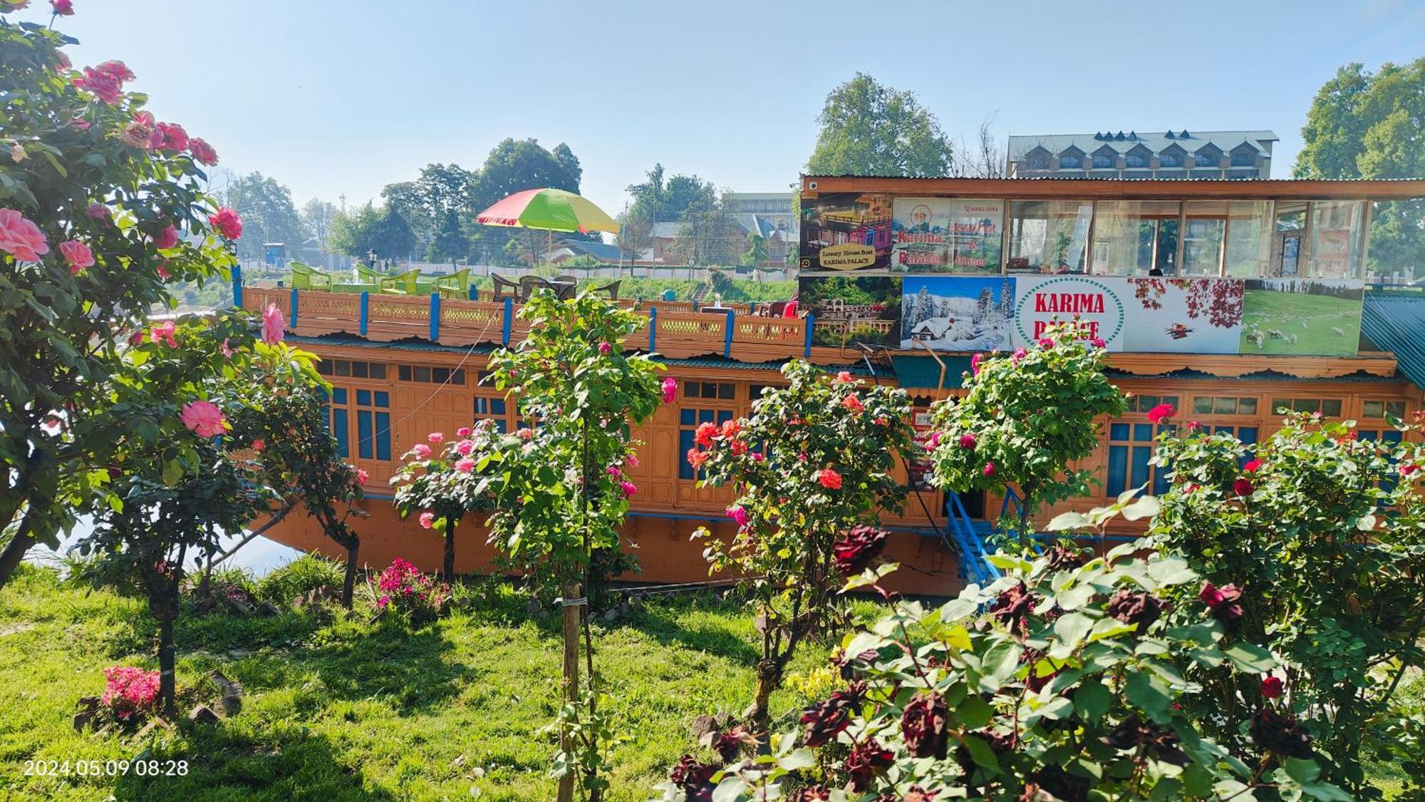 Houseboat Karima Palace Srīnagar Exteriör bild