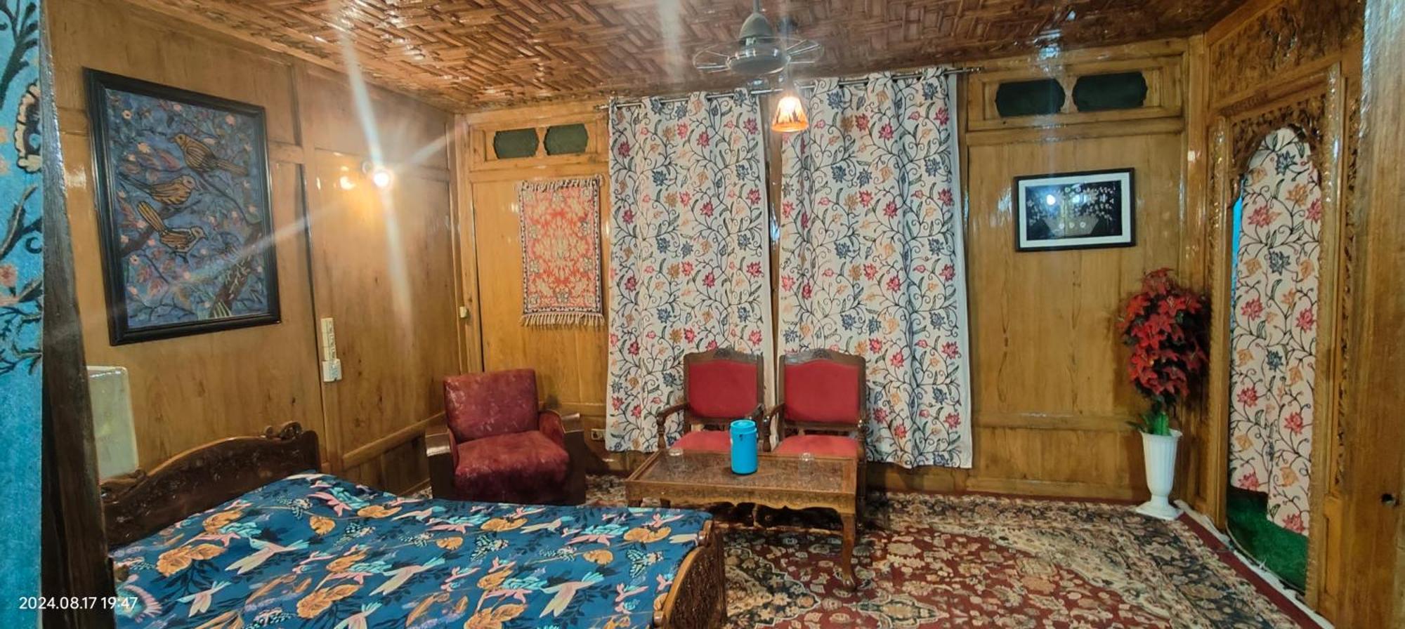 Houseboat Karima Palace Srīnagar Exteriör bild